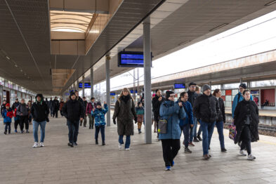 Uczestnicy spaceru idą po peronie przystanku Warszawa Stadion