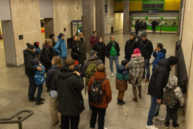 Uczestnicy spaceru stoją wokół przewodnika na stacji Warszawa Śródmieście