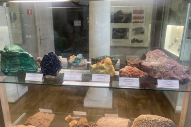 Różnokolorowe skały na wystawie umieszczone w gablocie