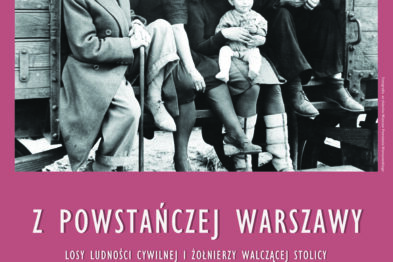 grafika przedstawiająca plakat wystawy. pół grafiki zajmuje zdjęcie osób siedzących w wagonie towarowym jakby szykowali się do nagłej ewakuacji