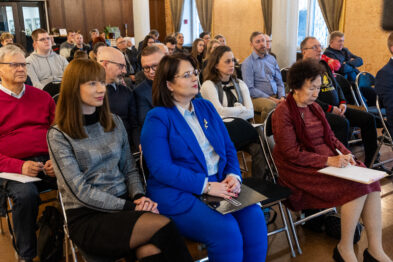 widoczne osoby siedzące na widowni i słuchające wykładów podczas konferencji.