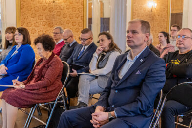 widoczne osoby siedzące na widowni i słuchające wykładów podczas konferencji.