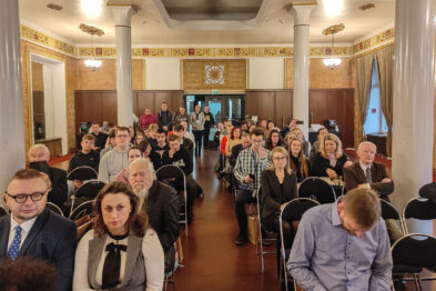 widoczne osoby siedzące na widowni i słuchające wykładów podczas konferencji.