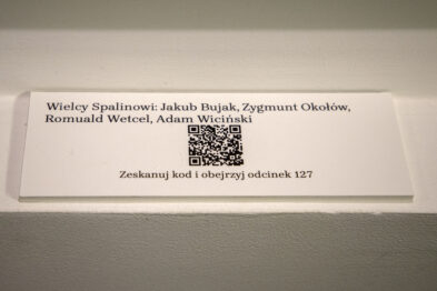 Wystawa przedstawiająca kod QR z opisem.