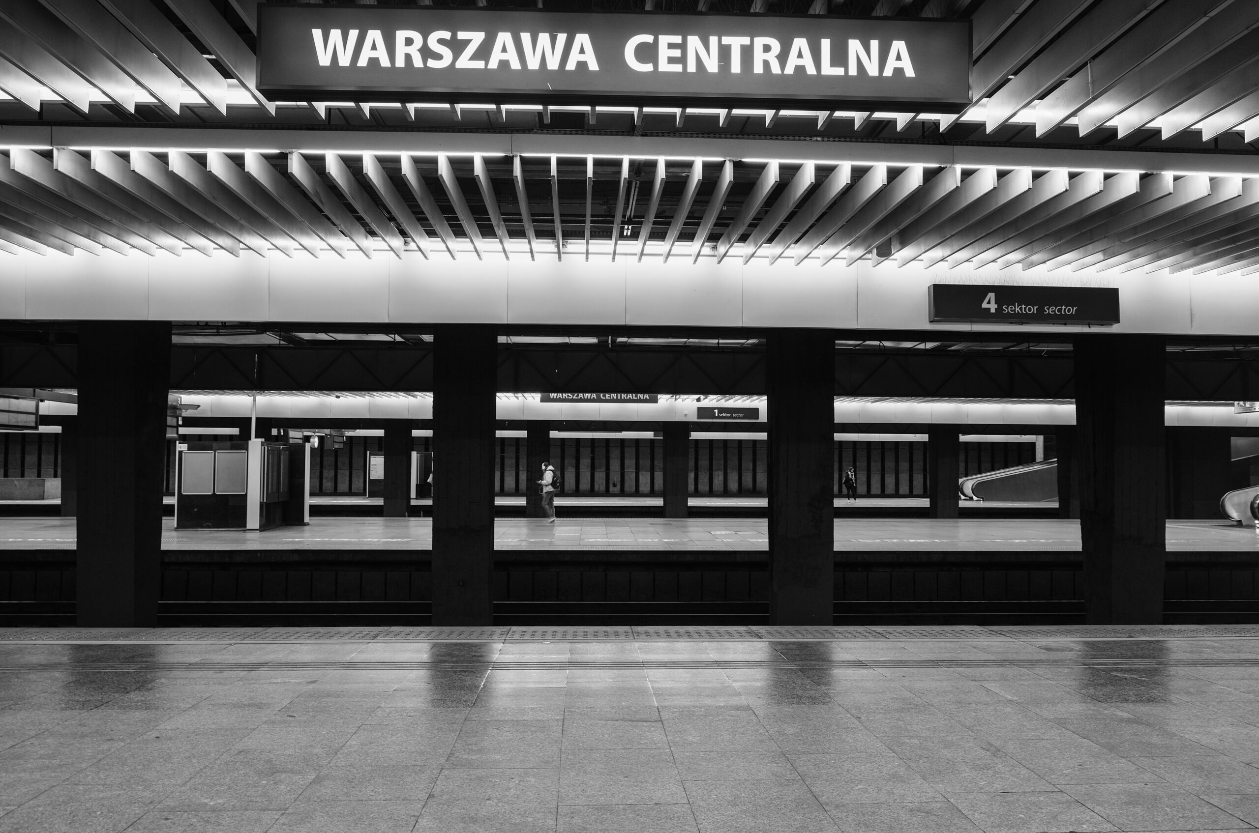 dworzec Warszawy Centralnej w kolorach czarno białych
