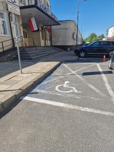Miejsca dla OzN przed budynkiem muzeum