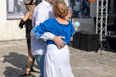 Para ludzi tańczy