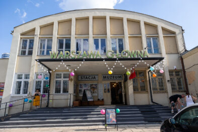 Ozdobione wejście do Stacji Muzeum
