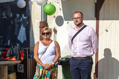 Pan i Pani stoją obok balonów pod ścianą