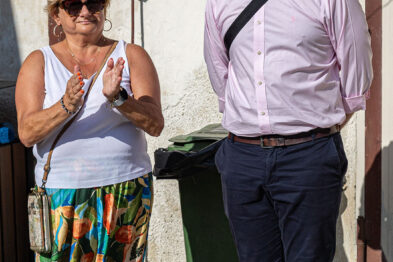 Pan i Pani stoją obok balonów pod ścianą