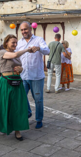 pary tańczą na peronie dwójkami