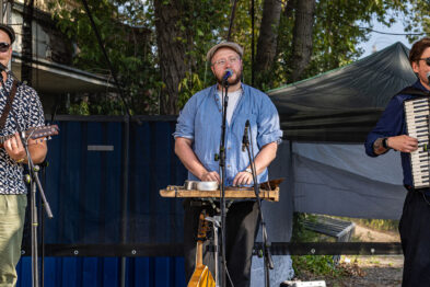 orkiestra grająca koncert, 3 panów