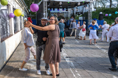 pani trzyma balony i patrzy w obiektyw