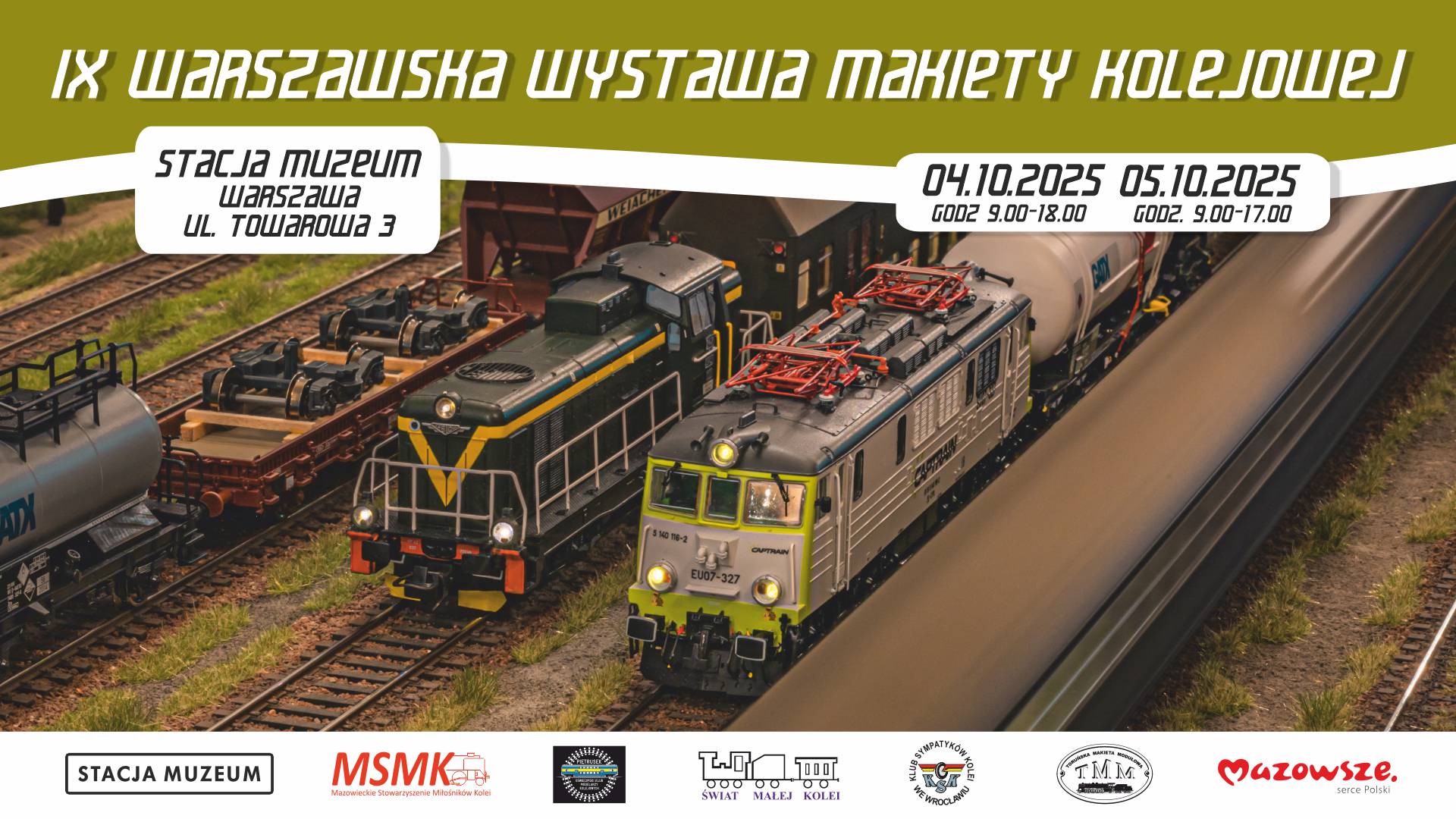 Plakat IX Warszawskiej Wystawy Makiety Kolejowej. Zdjęcie realistycznej makiety z lokomotywami i wagonami na torach. Wydarzenie odbędzie się w Stacji Muzeum w Warszawie, ul. Towarowa 3, w dniach 4 października 2025 (9:00–18:00) oraz 5 października 2025 (9:00–17:00). Na dole plakatu znajdują się logotypy organizatorów i partnerów.