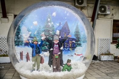 Dzieci w śnieżnej, nadmuchiwanej kuli