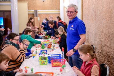 Osoby podczas warsztatów plastycznych