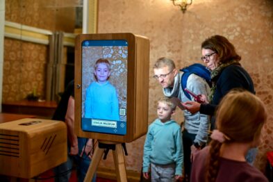 Ludzie przy fotobudce