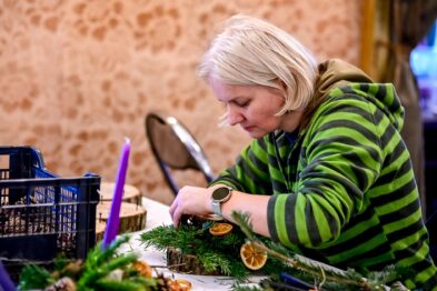 Pani robiąca stroik świąteczny