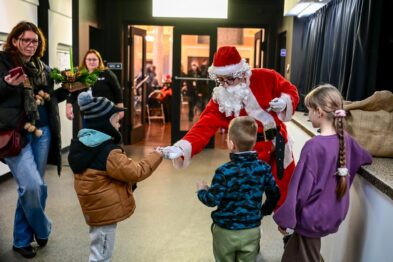 Św. Mikołaj rozdaje słodycze dzieciom