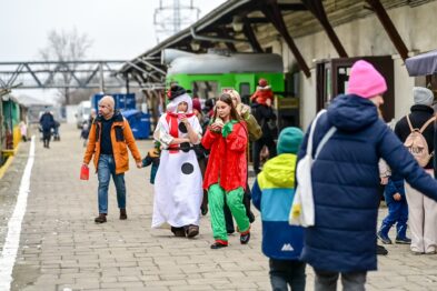 Zwiedzający na peronie muzeum