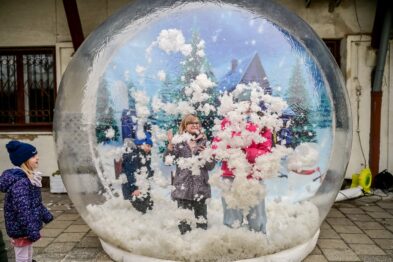 Dzieci w śnieżnej, nadmuchiwanej kuli