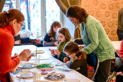 Osoby podczas warsztatów plastycznych