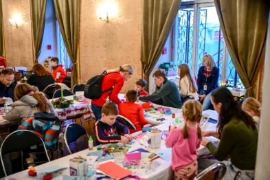 Osoby podczas warsztatów plastycznych