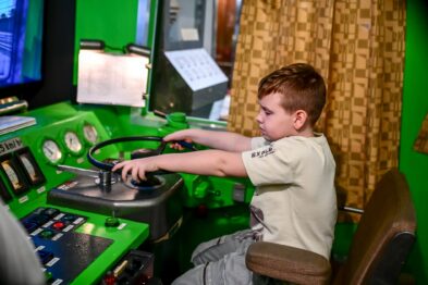 Chłopiec w symulatorze lokomotywy