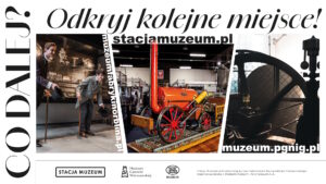 Plakat promocyjny z hasłem „Odkryj kolejne miejsce!” oraz dużym napisem „CO DALEJ?” po lewej stronie. Na środku adres strony stacjamuzeum.pl. Plakat zawiera trzy zdjęcia: po lewej dwóch mężczyzn w historycznych strojach zwiedzających ekspozycję muzealną z zabytkowymi przedmiotami w gablotach; w centrum zabytkowa, czerwona lokomotywa parowa na torach w hali muzealnej; po prawej fragment dużej maszyny przemysłowej z kołem zamachowym. W dolnej części logotypy: Stacja Muzeum, Muzeum Gazowni Warszawskiej oraz NORBLIN MUZEUM. Dodatkowo widoczny adres muzeum.pgnig.pl oraz informacja, że Stacja Muzeum jest instytucją kultury Samorządu Województwa Mazowieckiego współprowadzoną z Polskimi Kolejami Państwowymi S.A.
