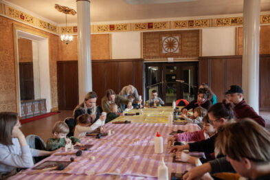 15 marca odbyło się spotkanie klubów „Ciuchciaki” i „Parowozik” w Stacji Muzeum. Podczas warsztatów dzieci tworzą własne drewniane figurki kolejarzy pod okiem prowadzącego. Uczestnicy wykazują się kreatywnością, a na stołach widać różnorodne, kolorowe prace. Atmosfera jest radosna i sprzyja wspólnemu spędzaniu czasu.