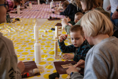 15 marca odbyło się spotkanie klubów „Ciuchciaki” i „Parowozik” w Stacji Muzeum. Podczas warsztatów dzieci tworzą własne drewniane figurki kolejarzy pod okiem prowadzącego. Uczestnicy wykazują się kreatywnością, a na stołach widać różnorodne, kolorowe prace. Atmosfera jest radosna i sprzyja wspólnemu spędzaniu czasu.