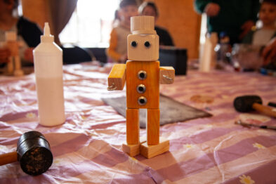 15 marca odbyło się spotkanie klubów „Ciuchciaki” i „Parowozik” w Stacji Muzeum. Podczas warsztatów dzieci tworzą własne drewniane figurki kolejarzy pod okiem prowadzącego. Uczestnicy wykazują się kreatywnością, a na stołach widać różnorodne, kolorowe prace. Atmosfera jest radosna i sprzyja wspólnemu spędzaniu czasu.