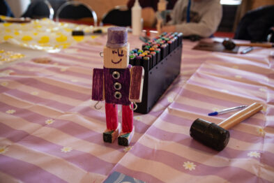 15 marca odbyło się spotkanie klubów „Ciuchciaki” i „Parowozik” w Stacji Muzeum. Podczas warsztatów dzieci tworzą własne drewniane figurki kolejarzy pod okiem prowadzącego. Uczestnicy wykazują się kreatywnością, a na stołach widać różnorodne, kolorowe prace. Atmosfera jest radosna i sprzyja wspólnemu spędzaniu czasu.