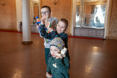 15 marca odbyło się spotkanie klubów „Ciuchciaki” i „Parowozik” w Stacji Muzeum. Podczas warsztatów dzieci tworzą własne drewniane figurki kolejarzy pod okiem prowadzącego. Uczestnicy wykazują się kreatywnością, a na stołach widać różnorodne, kolorowe prace. Atmosfera jest radosna i sprzyja wspólnemu spędzaniu czasu.