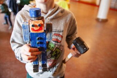 15 marca odbyło się spotkanie klubów „Ciuchciaki” i „Parowozik” w Stacji Muzeum. Podczas warsztatów dzieci tworzą własne drewniane figurki kolejarzy pod okiem prowadzącego. Uczestnicy wykazują się kreatywnością, a na stołach widać różnorodne, kolorowe prace. Atmosfera jest radosna i sprzyja wspólnemu spędzaniu czasu.