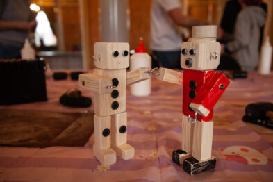 15 marca odbyło się spotkanie klubów „Ciuchciaki” i „Parowozik” w Stacji Muzeum. Podczas warsztatów dzieci tworzą własne drewniane figurki kolejarzy pod okiem prowadzącego. Uczestnicy wykazują się kreatywnością, a na stołach widać różnorodne, kolorowe prace. Atmosfera jest radosna i sprzyja wspólnemu spędzaniu czasu.