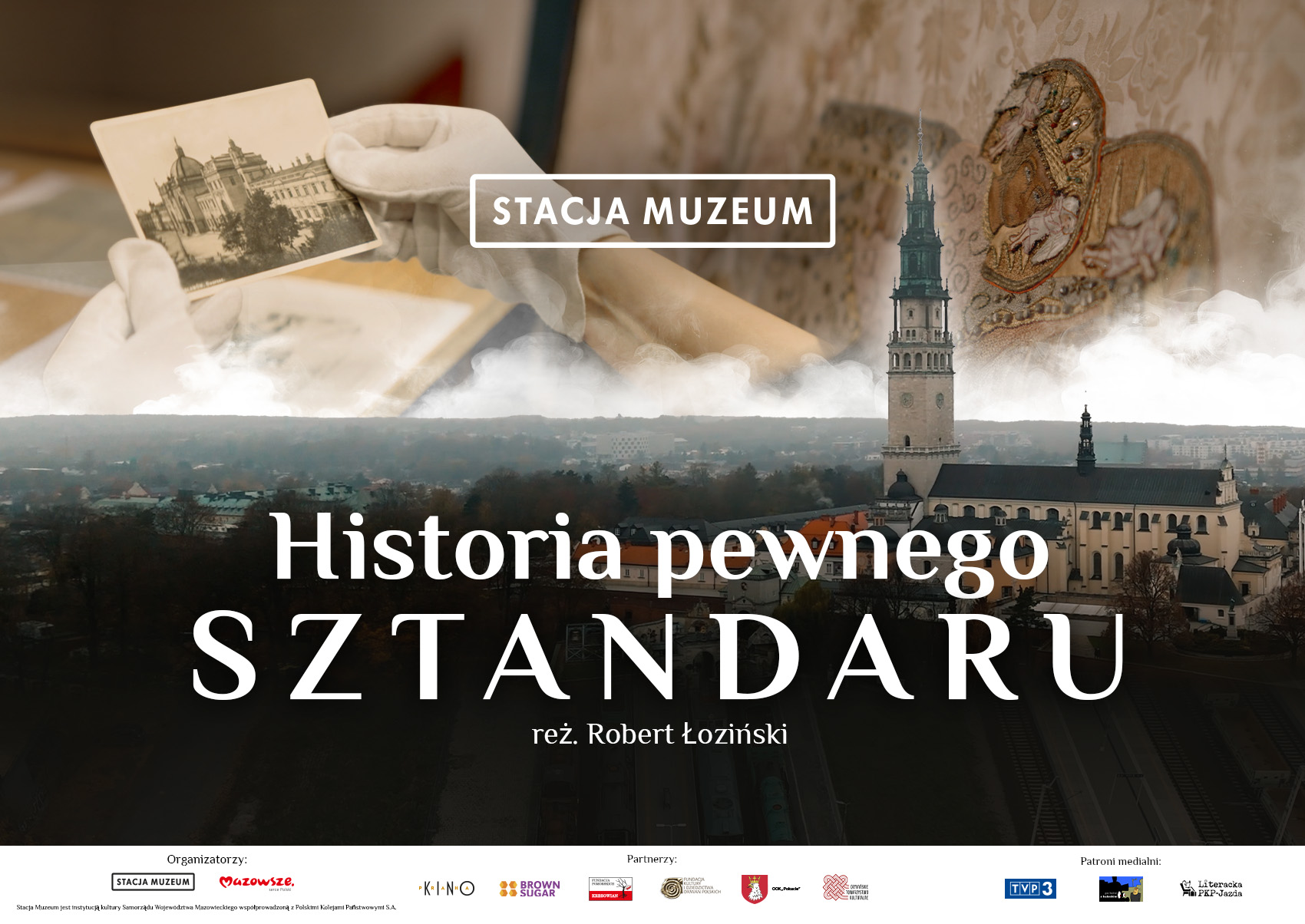 Plakat promujący film dokumentalny „Historia pewnego sztandaru” w reżyserii Roberta Łozińskiego. Grafika przedstawia kolaż historycznych motywów: dłonie w białych rękawiczkach trzymające stare zdjęcie budynku, fragment haftowanego sztandaru oraz panoramę miasta z dominującą wieżą klasztorną. Na środku znajduje się logo „Stacja Muzeum”, a w dolnej części duży biały napis z tytułem filmu. U dołu widoczne są logotypy organizatorów, partnerów i patronów medialnych