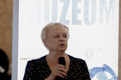 Kobieta z mikrofonem zadający pytanie z widowni.