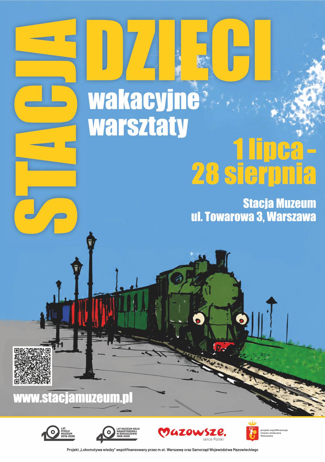 Plakat promujący wakacyjne warsztaty dla dzieci organizowane przez Stację Muzeum w Warszawie. Na jasnoniebieskim tle znajduje się duży żółty napis „STACJA DZIECI”, a poniżej biały tekst „wakacyjne warsztaty”. Po prawej stronie podano termin wydarzenia: od 1 lipca do 25 sierpnia, oraz miejsce: Stacja Muzeum, ul. Towarowa 3, Warszawa. W dolnej części widnieje ilustracja zabytkowego parowozu z wagonami stojącego przy peronie z latarniami. Na plakacie zamieszczono także informację o zapisach dla grup zorganizowanych oraz dane kontaktowe: edukacja@stacjamuzeum.pl i www.stacjamuzeum.pl. W stopce znajdują się logotypy organizatorów i partnerów