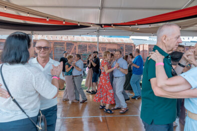 Kilka par tańczy podczas plenerowej potańcówki w Stacji Muzeum.