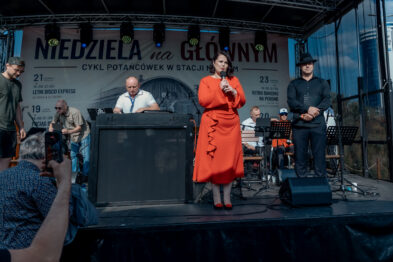 Dyrektor Stacji Muzeum przemawia ze sceny podczas wydarzenia „Niedziela na Głównym”.