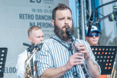Klarnecista występuje na scenie podczas koncertu.