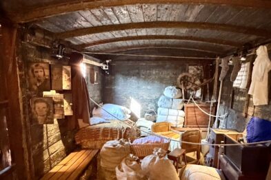 Wnętrze wagonu towarowego z wystawą