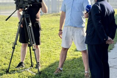 Mężczyzna w kolejarskim stroju udziela wywiadu do telewizji